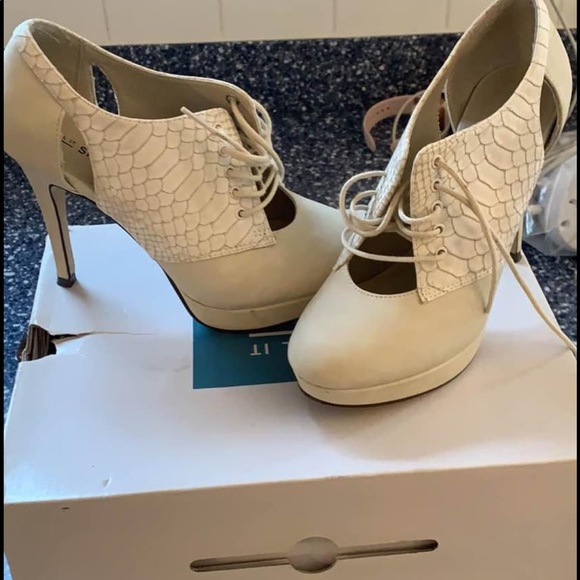 Booties Heels - Picture 3 of 4